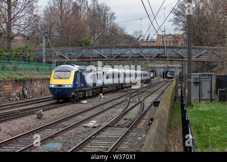 20/03/2019 die Princes Street Gardens und Edinburgh Scotrail Inter 7 Stadt Hochgeschwindigkeitszug von Edinburgh Abfahrt mit dem Zug nach Aberdeen Stockfoto