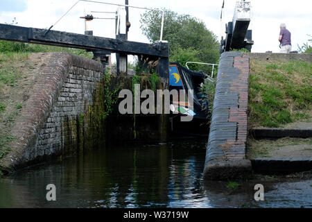 Kanalboot-Serie. Wasser in einer Schleuse auf dem Grand Union Canal, Wilstone, Aylesbury, Buckinghamshire gesenkt. Stockfoto