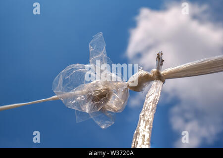 Twisted Plastikbeutel auf blauen Himmel Stockfoto