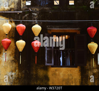 Papier Laternen beleuchtet auf den Straßen von Hoi An, Vietnam. Stockfoto