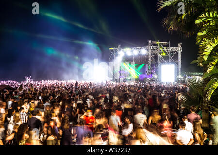 Malaga, Spanien - 24. Juni 2018. Junge Leute feiern die Nacht von San Juan mit Musik und Tanz am Strand Malagueta, Malaga, Spanien Stockfoto