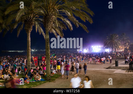 Malaga, Spanien - 23. Juni 2018. Menschen am Strand Malagueta über Nacht von San Juan Stockfoto