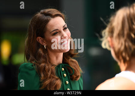 Die Herzogin von Cambridge trifft Junior Spieler vor der Endrunde der Frauen an Tag 12 der Wimbledon Championships in der All England Lawn Tennis und Croquet Club, Wimbledon. Stockfoto