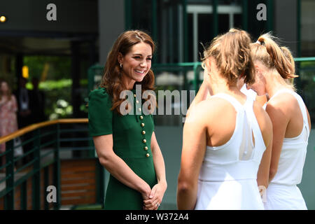 Die Herzogin von Cambridge trifft Junior Spieler vor der Endrunde der Frauen an Tag 12 der Wimbledon Championships in der All England Lawn Tennis und Croquet Club, Wimbledon. Stockfoto