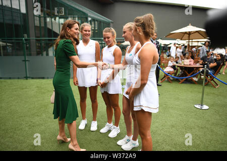 Die Herzogin von Cambridge erfüllt (von links nach rechts) Junior Spieler Kamilla Bartone aus Lettland, Oksana Selekmeteva aus Russland, Polina Kudermetova aus Russland und Giulia Morlet aus Frankreich vor der Endrunde der Frauen an Tag 12 der Wimbledon Championships in der All England Lawn Tennis und Croquet Club, Wimbledon. Stockfoto
