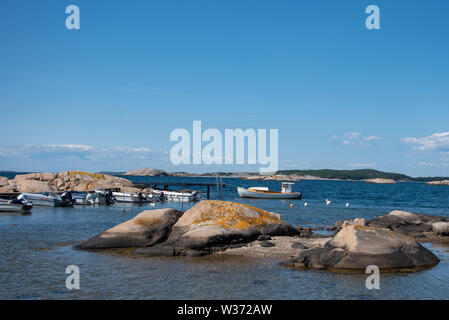 Resö, Schweden - 10 Juli, 2019: Blick auf ein kleines Fischerboot auf die Schere Küste der Insel Resö, Western Schweden. Stockfoto