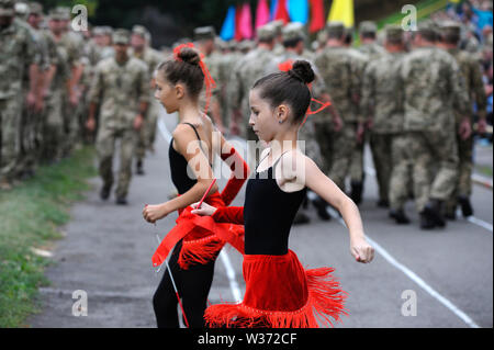 Zwei kleine künstlerische Gymnastik Mädchen läuft, Soldaten auf einem verschwommenen Hintergrund. Juni 20, 2019 in Kiew, Ukraine. Stockfoto