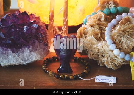 Amethyst Engel mit anderen Mineralien auf einem Tisch Stockfoto