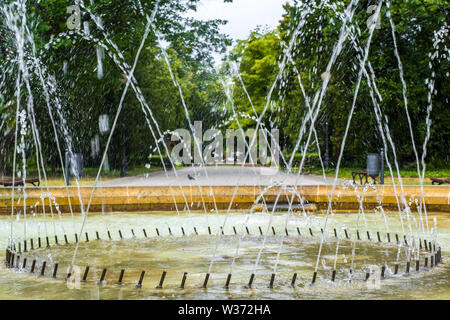 Warschau, Polen. 13. Juli, 2019. Langsam Sommer Wochenende am Dreszer Park, Stadtteil Mokotow in Warschau. Traditionell, Juli und der ersten Hälfte des August ist ein Peak Saison in Polen. Große Städte, vor allem an sonnigen Wochenenden sind menschenleer. Credit: Robert Pastryk/ZUMA Draht/Alamy leben Nachrichten Stockfoto