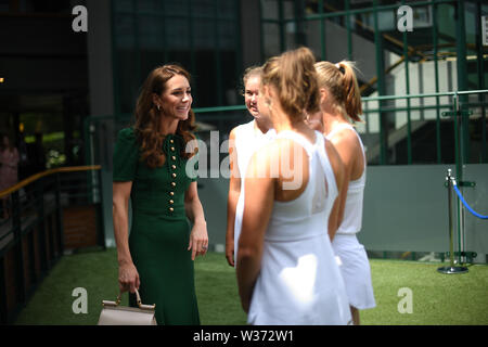 Die Herzogin von Cambridge trifft Junior Spieler Kamilla Bartone und Giulia Morlet aus Frankreich vor der Endrunde der Frauen an Tag 12 der Wimbledon Championships in der All England Lawn Tennis und Croquet Club, Wimbledon. Stockfoto