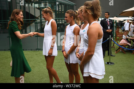 Die Herzogin von Cambridge erfüllt (von links nach rechts) Junior Spieler Kamilla Bartone aus Lettland, Oksana Selekmeteva aus Russland, Polina Kudermetova aus Russland und Giulia Morlet aus Frankreich vor der Endrunde der Frauen an Tag 12 der Wimbledon Championships in der All England Lawn Tennis und Croquet Club, Wimbledon. Stockfoto
