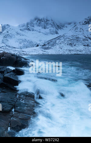 Winterblick auf Senja Insel. Wolkige Dämmerung oder Nacht in Bergen und Fjorden, Winterlandschaft, Fischerdorf, Norwegen schöne weihnachtszeit, Tromso Stockfoto