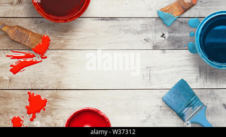 Malerei Pinsel und Farbe Kästen auf Holzschreibtisch. Malerei Handwerk, Do it yourself Komposition Konzept. Freier Platz für Text in der Mitte. Stockfoto