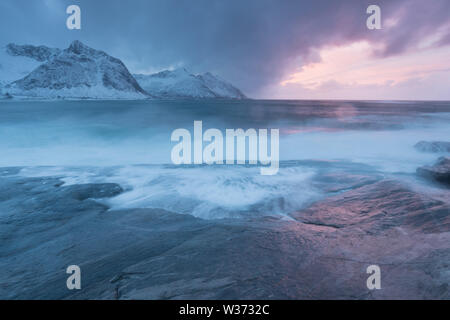 Winterblick auf Senja Insel. Wolkige Dämmerung oder Nacht in Bergen und Fjorden, Winterlandschaft, Fischerdorf, Norwegen schöne weihnachtszeit, Tromso Stockfoto