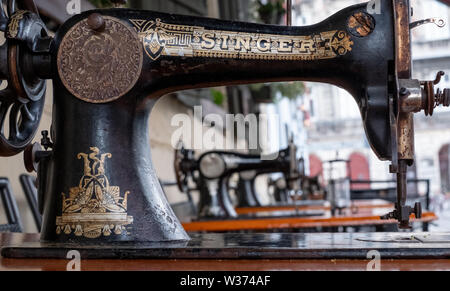 Coffee shop in Kazmierz, dem historischen jüdischen Viertel von Krakau, Polen, mit Singer Nähmaschinen auf den Tischen. Stockfoto