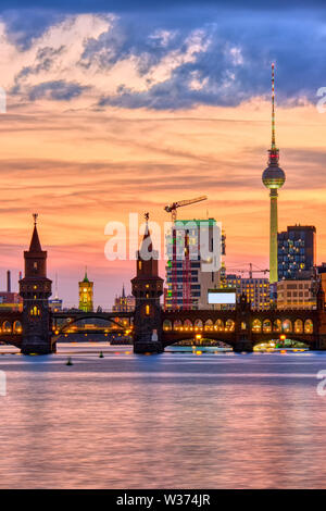 Schönen Sonnenuntergang an der Oberbaumbrücke in Berlin mit dem berühmten Fernsehturm auf der Rückseite Stockfoto