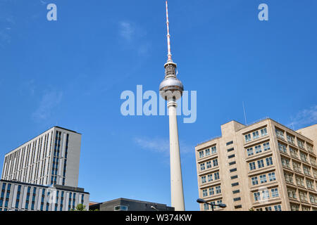 Den Fernsehturm, den Berliner Wahrzeichen, an einem sonnigen Tag Stockfoto