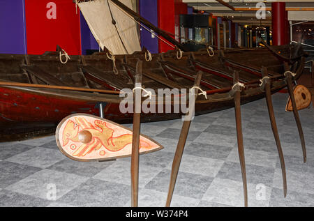 Wikingerschiff Replik, großes Holz Boot, Ruder, Reisen, Bayeux Tapestry Museum, Europa, Normandie, Bayeux, Frankreich; Sommer; horizontal Stockfoto