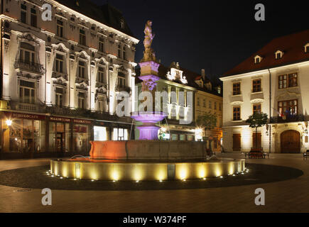 Roland Brunnen am Hauptplatz (Hlavne namestie) in Bratislava. Slowakei Stockfoto