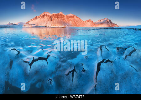 Zauberhafte Vestrahorn Berge und Strand in Island bei Sonnenaufgang. Panoramablick auf eine atemberaubende isländische Landschaft. Vestrahorn Berg auf dem Stokksnes Stockfoto