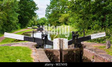 Ein Flug von Sperren auf der Tardebigge Flug, Worcester und Birmingham Canal, Worcestershire Stockfoto