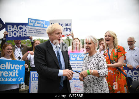 Die Führung der konservativen Partei Kandidat Boris Johnson mit Nadine Dorries (Mitte) und Chief Secretary, Schatzamt Liz Truss (rechts) während einer Tory Führung hustings im Woodlands Event Center in Wyboston, Bedfordshire. Stockfoto