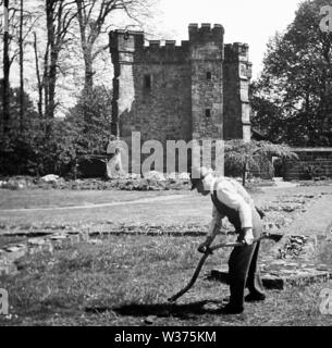 Scything Gras, Whalley Abbey Gatehouse Stockfoto