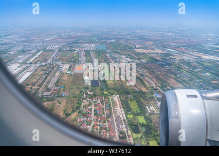 Wenn im Flugzeug vor Erreichen des Suvarnabhumi Airport Blick nach unten aus dem Fenster des Flugzeugs wird die Landschaft von Thailand. Stockfoto