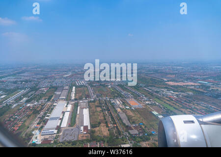 Wenn im Flugzeug vor Erreichen des Suvarnabhumi Airport Blick nach unten aus dem Fenster des Flugzeugs wird die Landschaft von Thailand. Stockfoto