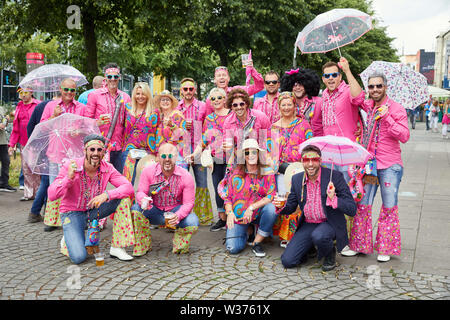 Hamburg, Deutschland. 13. Juli, 2019. Die Besucher des Schlagermoves pose in bunten Kostümen und Perücken auf der Reeperbahn. Quelle: Georg Wendt/dpa/Alamy leben Nachrichten Stockfoto