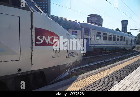 Mailand, Italien: 12. Juli 2019: Paris-mailand Hochgeschwindigkeitszug SNCF TGV Lyria im Bahnhof Porta Garibaldi, Mailand, Stockfoto