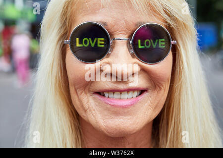 Hamburg, Deutschland. 13. Juli, 2019. Ein Besucher des Schlagermoves Sonnenbrille trägt mit der Aufschrift "Liebe" auf der Reeperbahn. Quelle: Georg Wendt/dpa/Alamy leben Nachrichten Stockfoto
