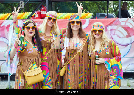 Hamburg, Deutschland. 13. Juli, 2019. Besucher des Schlagermoves Pose in der indischen Kostümen auf dem Heiligengeistfeld. Quelle: Georg Wendt/dpa/Alamy leben Nachrichten Stockfoto
