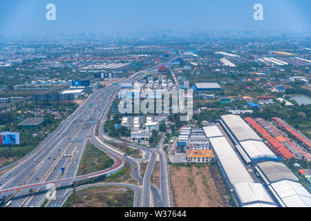 , Samutprakan Thailand-June, 19,2019: Wenn im Flugzeug vor Erreichen des Suvarnabhumi Airport Blick nach unten aus dem Fenster des Flugzeugs sehen die landsc Stockfoto