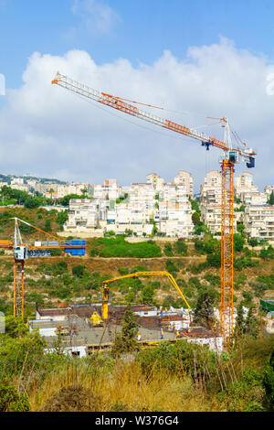 Haifa, Israel - 12. Juli 2019: Baustelle von Apartment Gebäuden, mit Arbeiter. Sein eine Stadterneuerung Projekt. Haifa, Israel Stockfoto