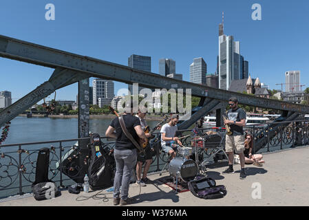 Die Leistung der Straßenmusikanten auf dem Eiserner Steg Frankfurt am Main, Deutschland Stockfoto