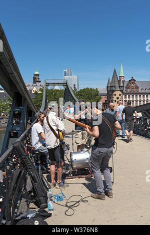 Die Leistung der Straßenmusikanten auf dem Eiserner Steg Frankfurt am Main, Deutschland Stockfoto