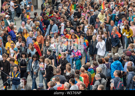 München, Deutschland. 13. Juli, 2019. Mehrere tausend Menschen beteiligen sich an der Christopher Street Day Parade im Zentrum der Stadt. Credit: Peter Kneffel/dpa/Alamy leben Nachrichten Stockfoto