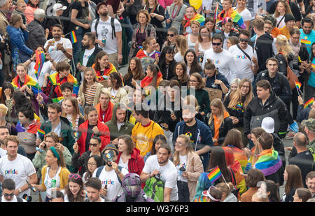 München, Deutschland. 13. Juli, 2019. Mehrere tausend Menschen beteiligen sich an der Christopher Street Day Parade im Zentrum der Stadt. Credit: Peter Kneffel/dpa/Alamy leben Nachrichten Stockfoto