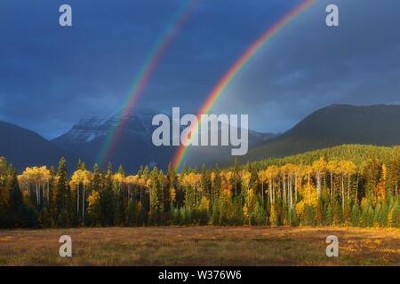 Schöner Sommerregenbogen über den Bergen. Kanadische Rocky Mountains, Kanada. Wunderschöne Herbstlandschaft. Regnerisches Wetter Banff National Park
