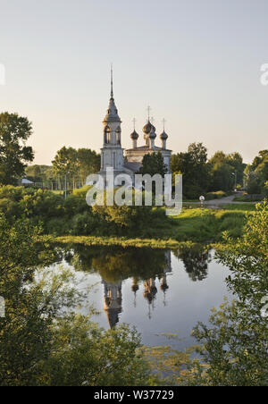 Vologda Fluss und Sretensky Kirche (der Konferenz) in Vologda. Russland Stockfoto