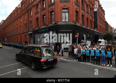 Die trauerzuges für Penneys/Primark Gründer Arthur Ryan macht seinen Weg vorbei an den Ort des ersten Penneys speichern, auf Mary Street, Dublin. Stockfoto