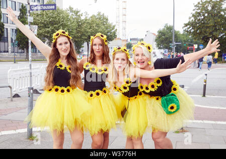 Hamburg, Deutschland. 13. Juli, 2019. Besucher in bunten Kostümen Pose auf der Glacischaussee vor Beginn des Schlagermoves. Quelle: Georg Wendt/dpa/Alamy leben Nachrichten Stockfoto