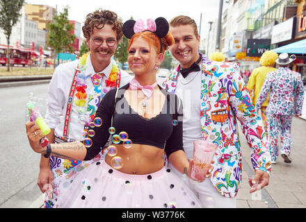 Hamburg, Deutschland. 13. Juli, 2019. Die Besucher des Schlagermoves pose in bunten Kostümen auf der Reeperbahn. Quelle: Georg Wendt/dpa/Alamy leben Nachrichten Stockfoto