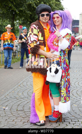 Hamburg, Deutschland. 13. Juli, 2019. Die Besucher des Schlagermoves in bunten Kostümen und Perücken Pose auf der Reeperbahn. Quelle: Georg Wendt/dpa/Alamy leben Nachrichten Stockfoto