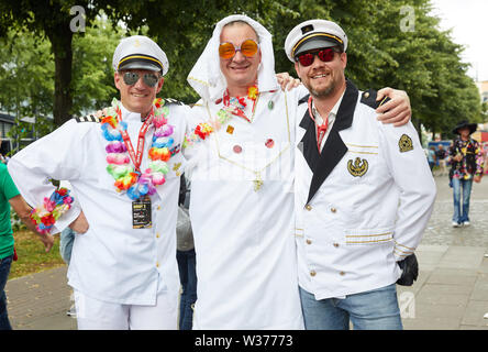 Hamburg, Deutschland. 13. Juli, 2019. Die Besucher des Schlagermoves pose in bunten Kostümen auf der Reeperbahn. Quelle: Georg Wendt/dpa/Alamy leben Nachrichten Stockfoto