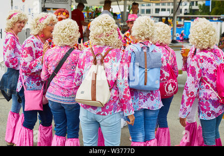 Hamburg, Deutschland. 13. Juli, 2019. Die Besucher des Schlagermoves stehen zusammen wie Jacobs Schwestern auf dem Heiligengeistfeld gekleidet. Quelle: Georg Wendt/dpa/Alamy leben Nachrichten Stockfoto