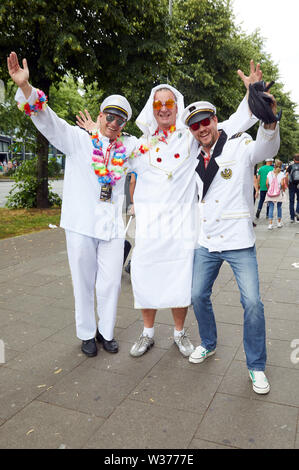 Hamburg, Deutschland. 13. Juli, 2019. Die Besucher des Schlagermoves pose in bunten Kostümen auf der Reeperbahn. Quelle: Georg Wendt/dpa/Alamy leben Nachrichten Stockfoto