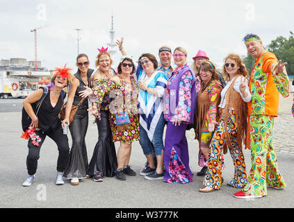 Hamburg, Deutschland. 13. Juli, 2019. Besucher in bunten Kostümen Pose auf dem Heiligengeistfeld vor Beginn des Schlagermoves. Quelle: Georg Wendt/dpa/Alamy leben Nachrichten Stockfoto