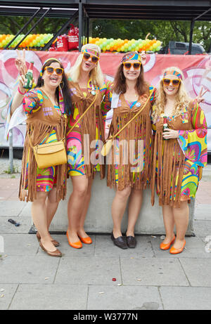 Hamburg, Deutschland. 13. Juli, 2019. Die Besucher des Schlagermoves Pose in der indischen Kostümen auf dem Heiligengeistfeld. Quelle: Georg Wendt/dpa/Alamy leben Nachrichten Stockfoto
